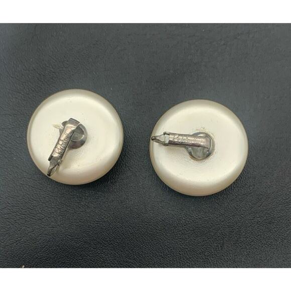 Vintage Richelieu Faux Pearl Button Clip On Earrings Signed 1” X 1” Classic - Picture 3 of 4